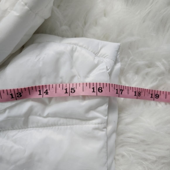 Daisy Crop Zip Up Puffer Vest. Size Medium. New. Open sides that tie. - Picture 4 of 7